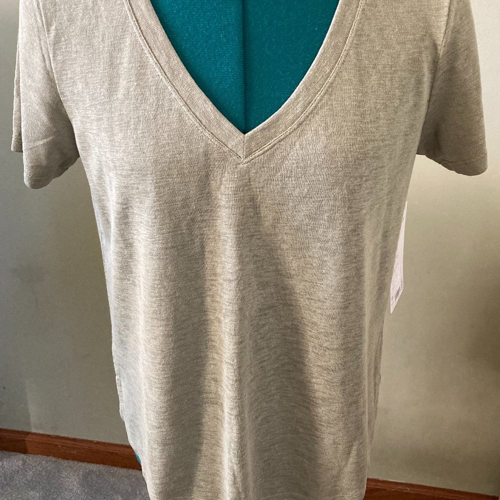 NWT Athleta Breezy v-neck tee SP